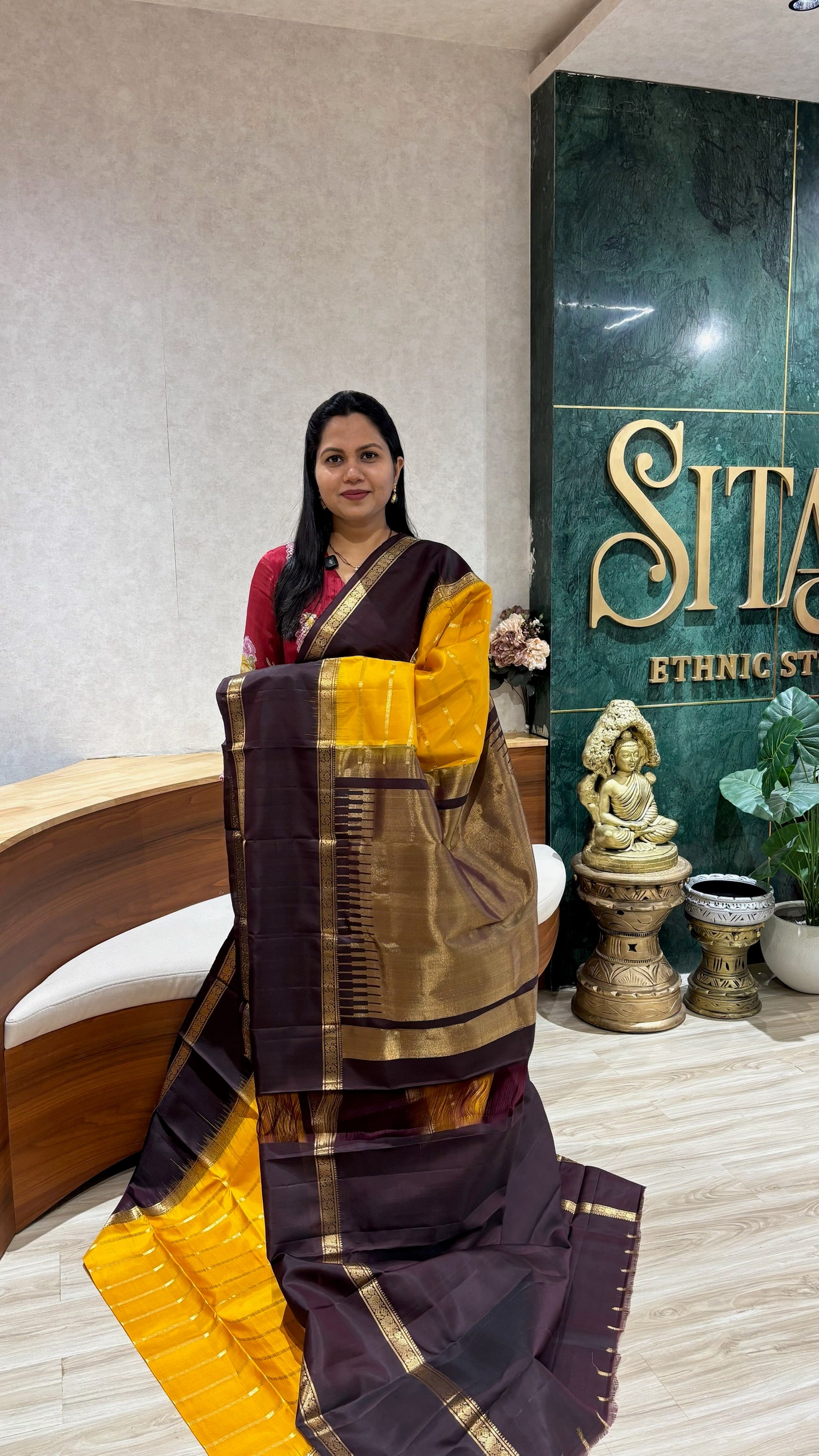 Light weight kanchi gap border style