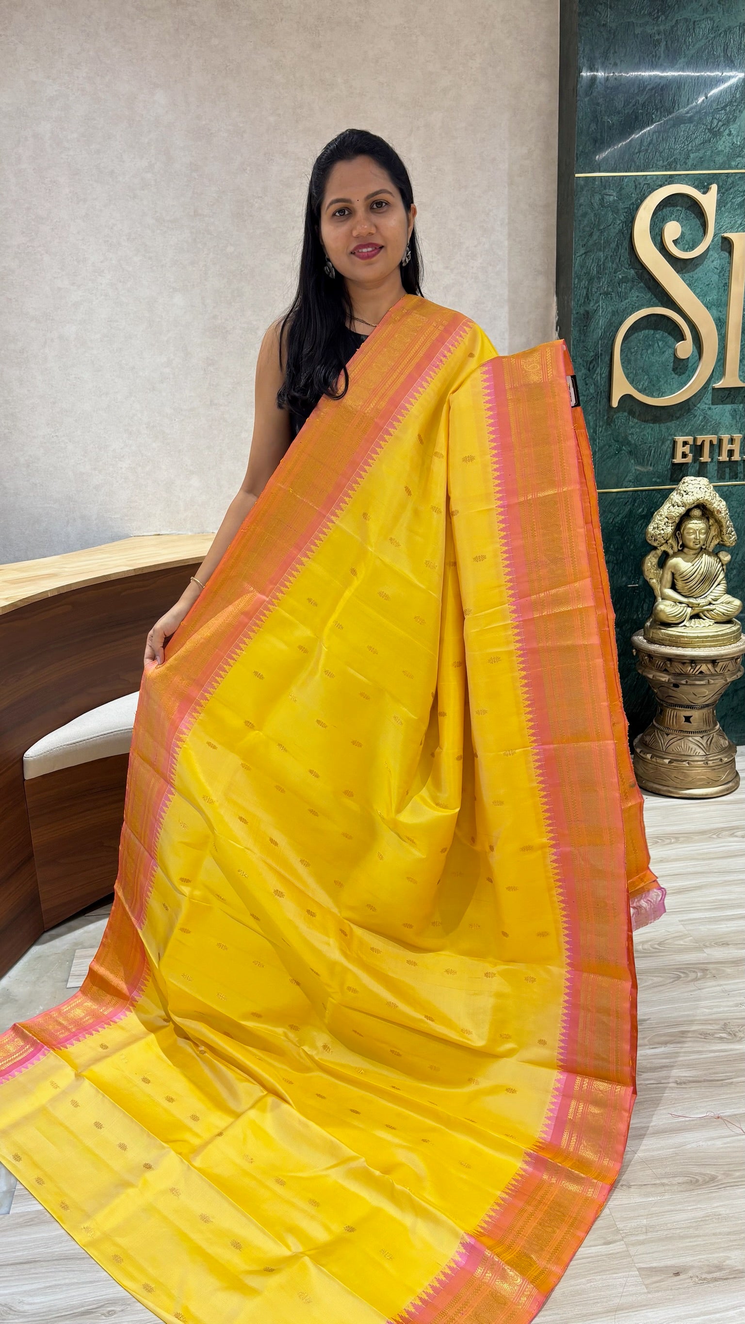 Handloom gadwal pattu light yellow