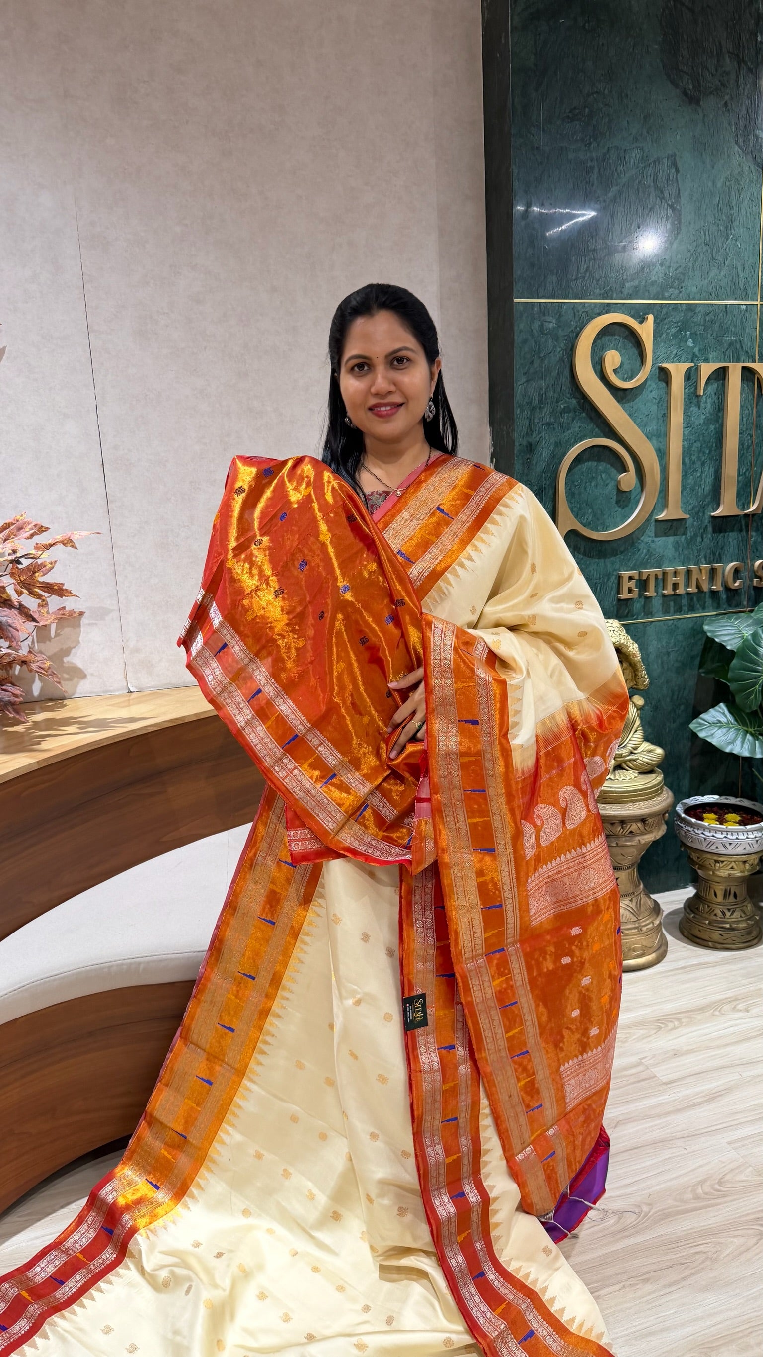 Handloom  Gadwal tissue muniya border