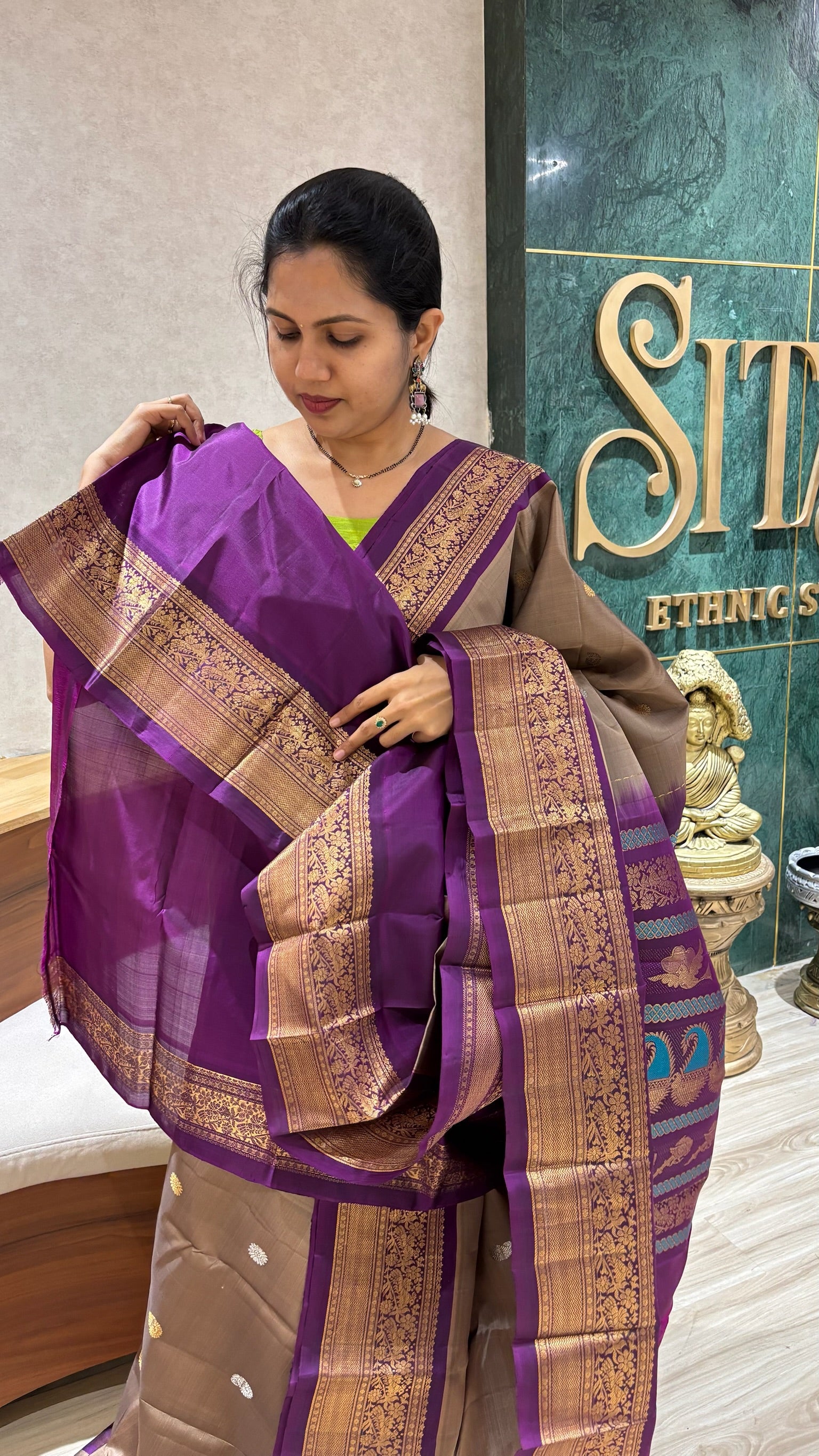 Handloom gadwal with kanchi border