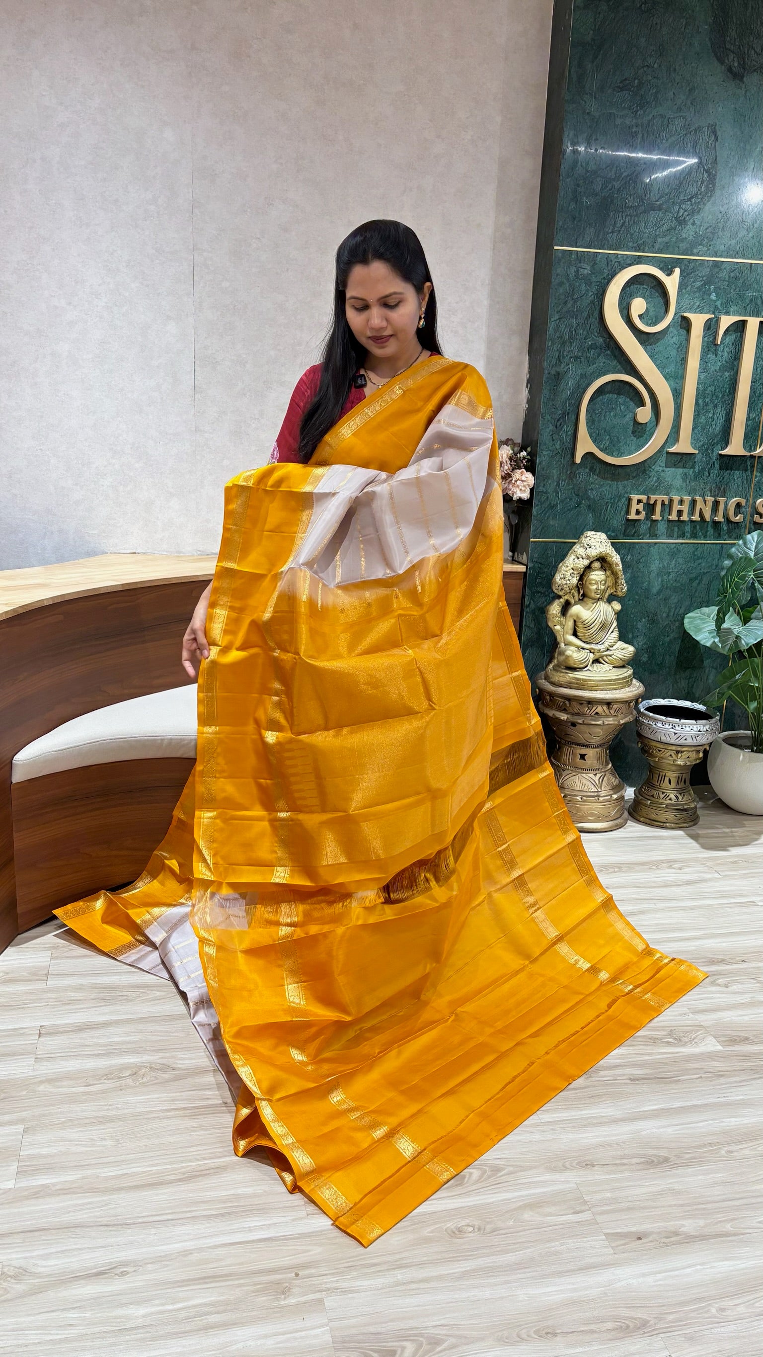 Light weight kanchi gap border style