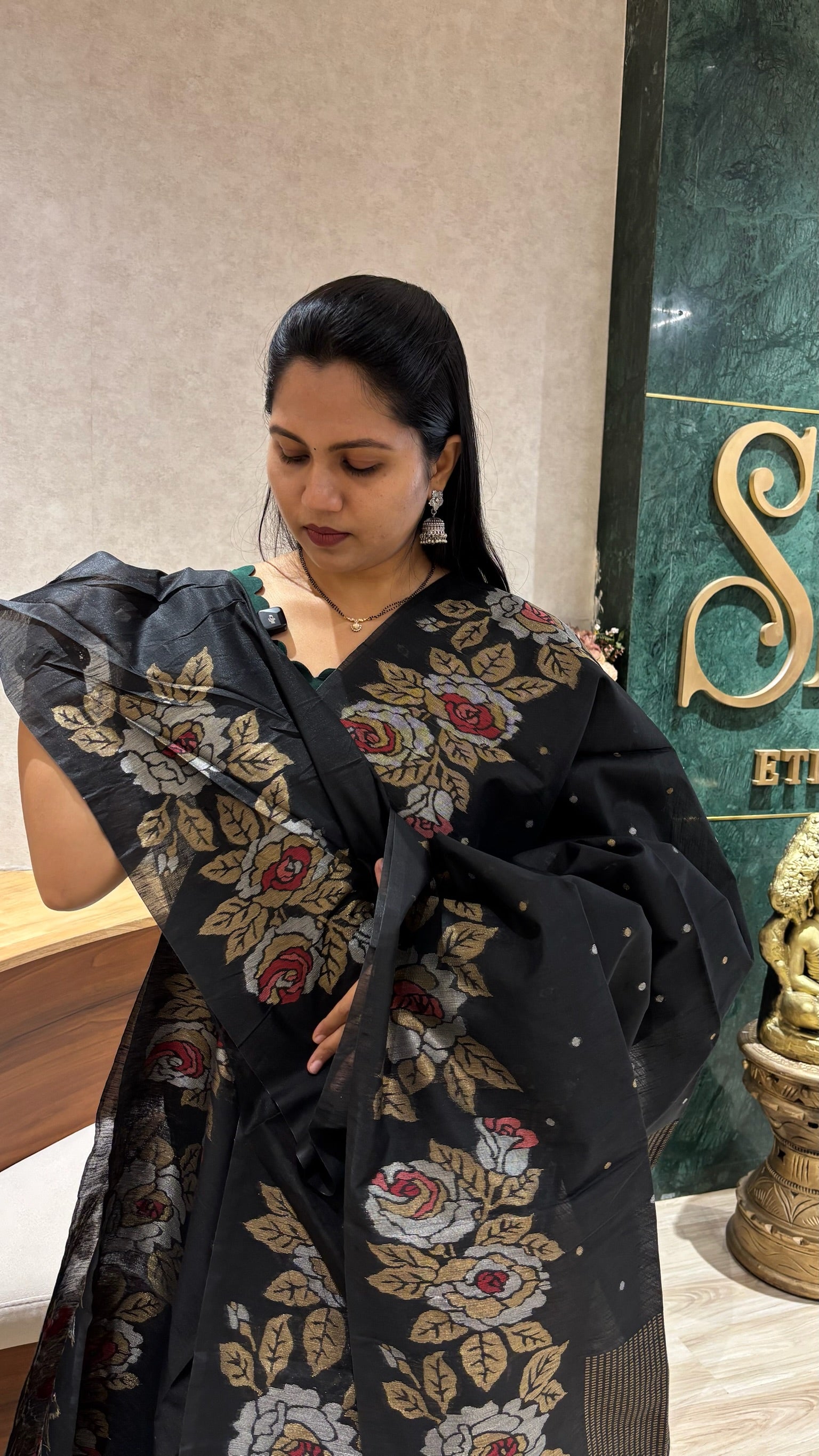Madhuram linen black
