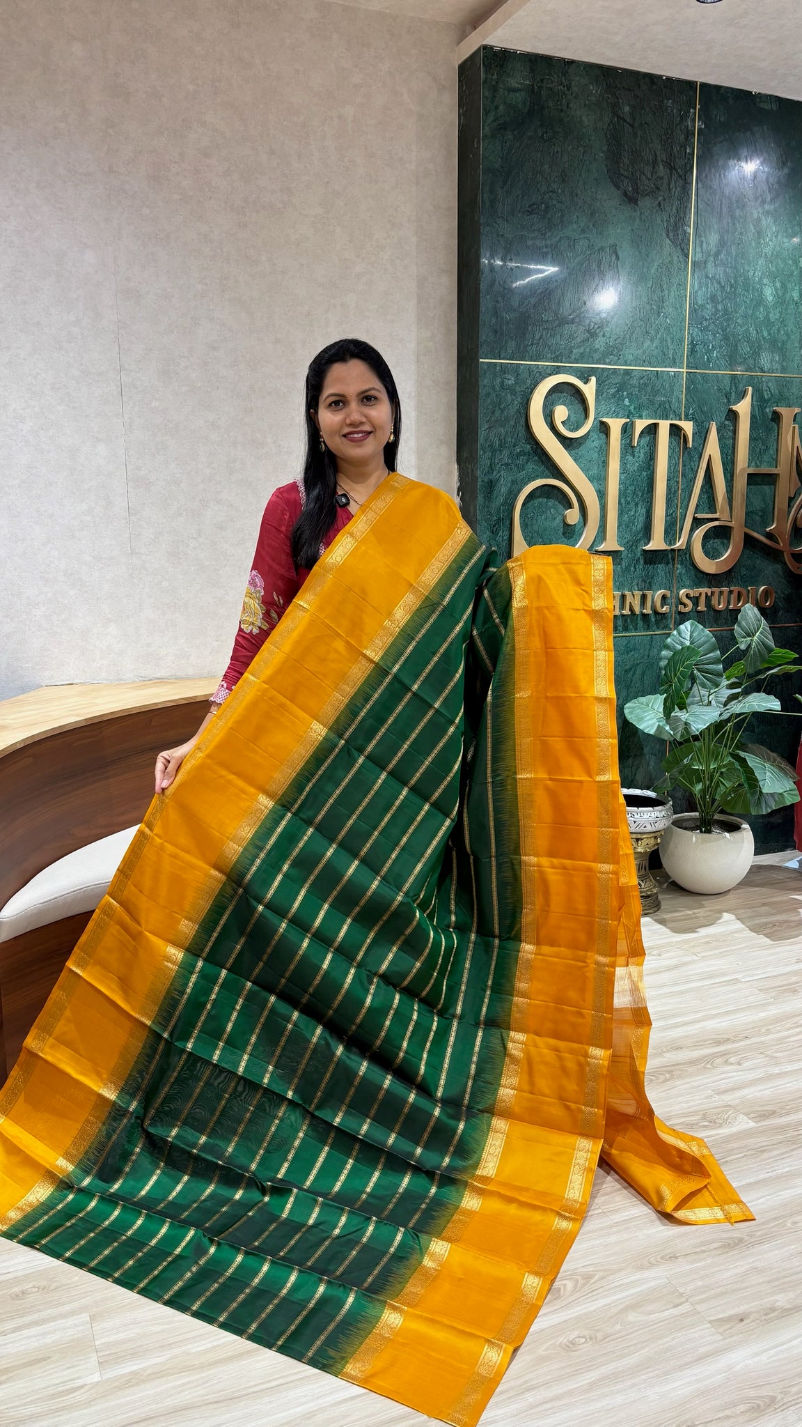 Light weight kanchi gap border style