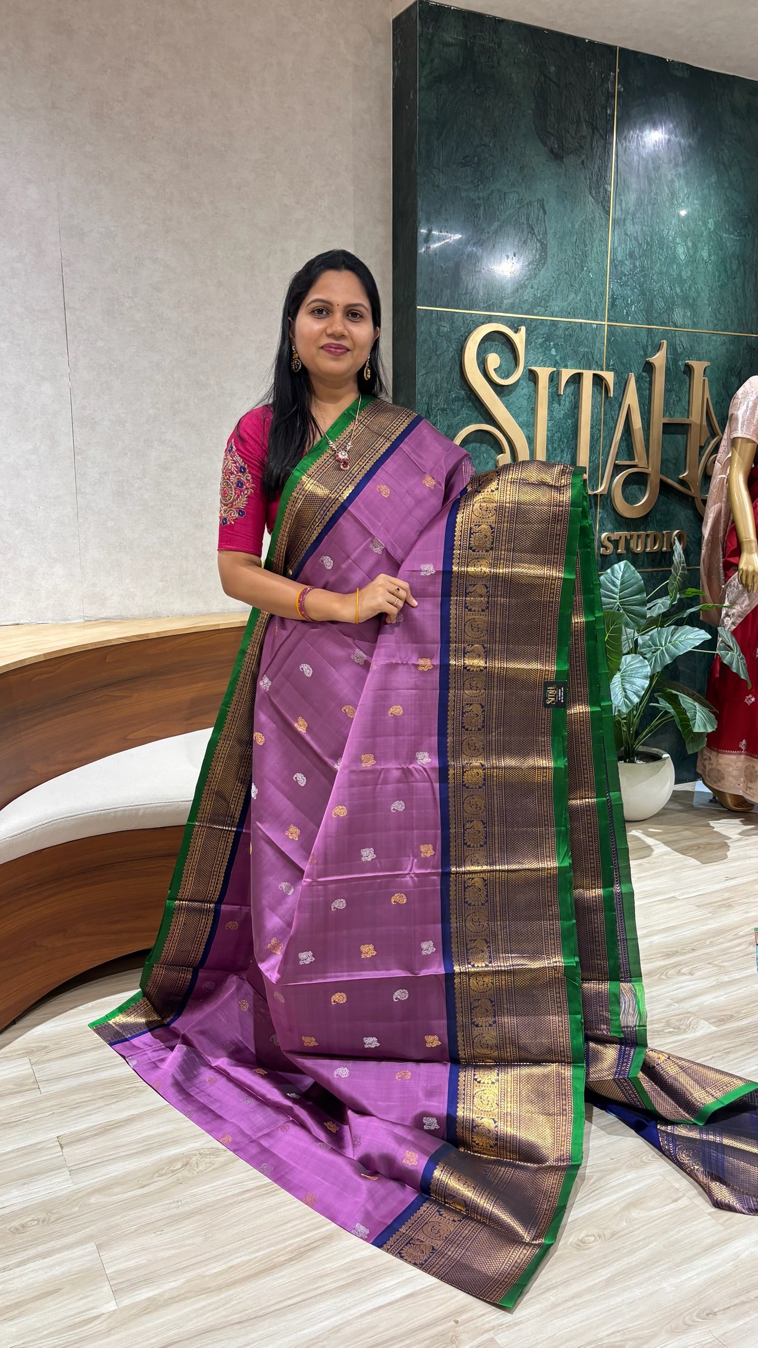 Handloom gadwal pattu with kanchi borders