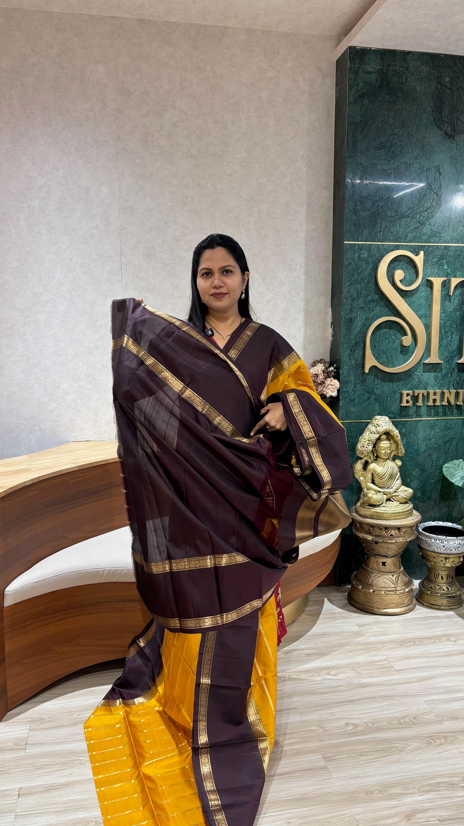 Light weight kanchi gap border style