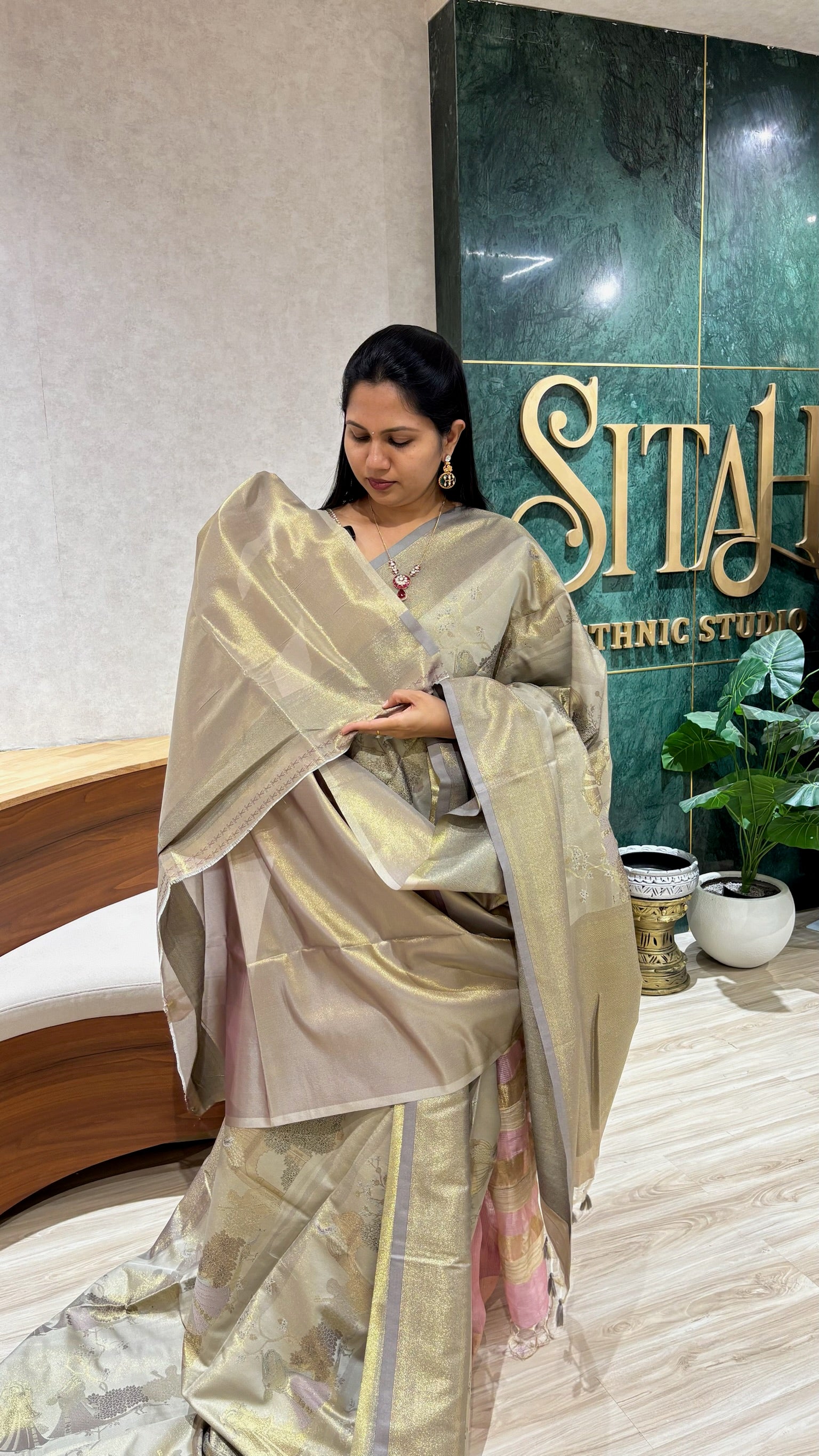 Light weight tissue goldengrey