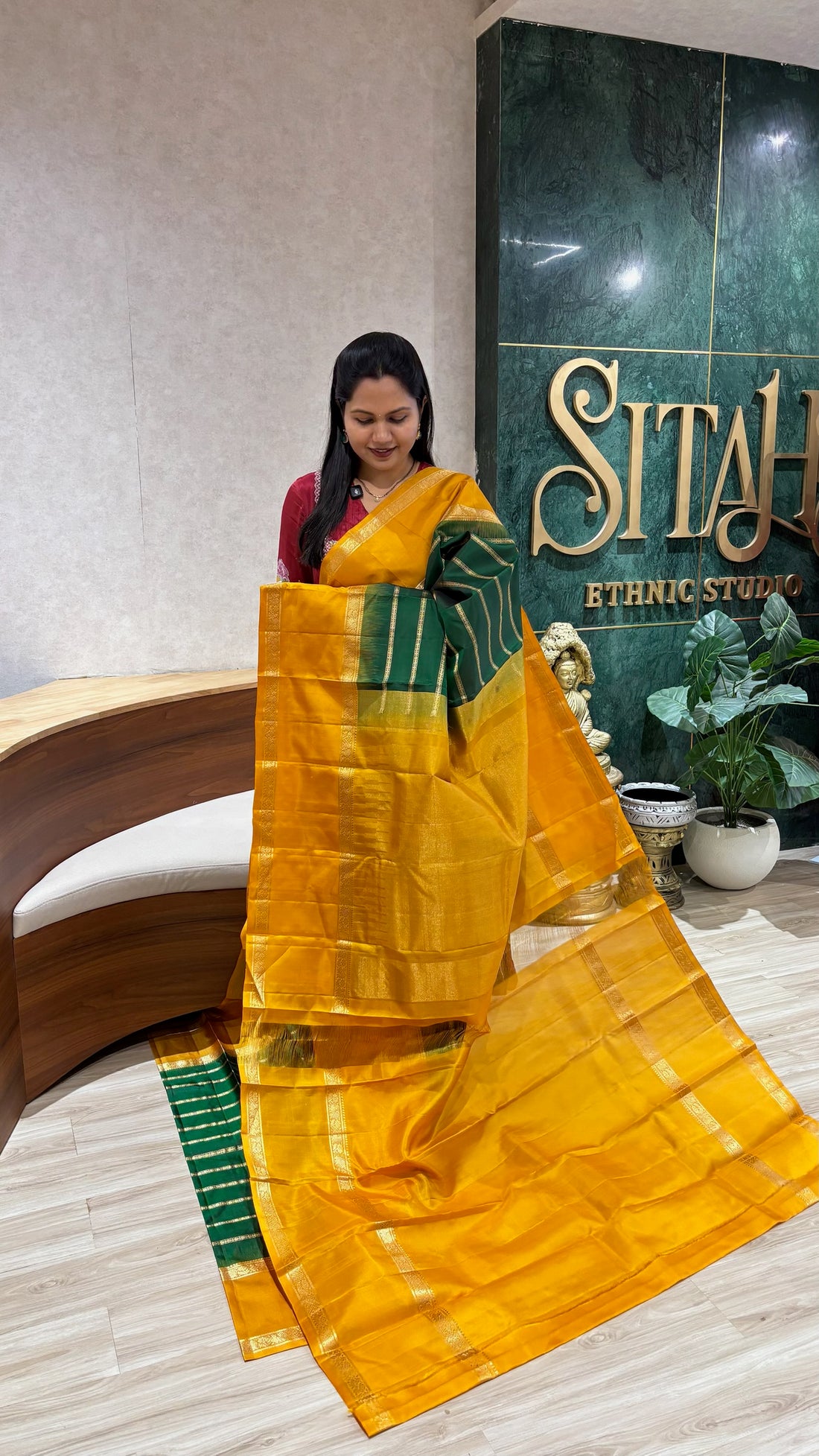 Light weight kanchi gap border style