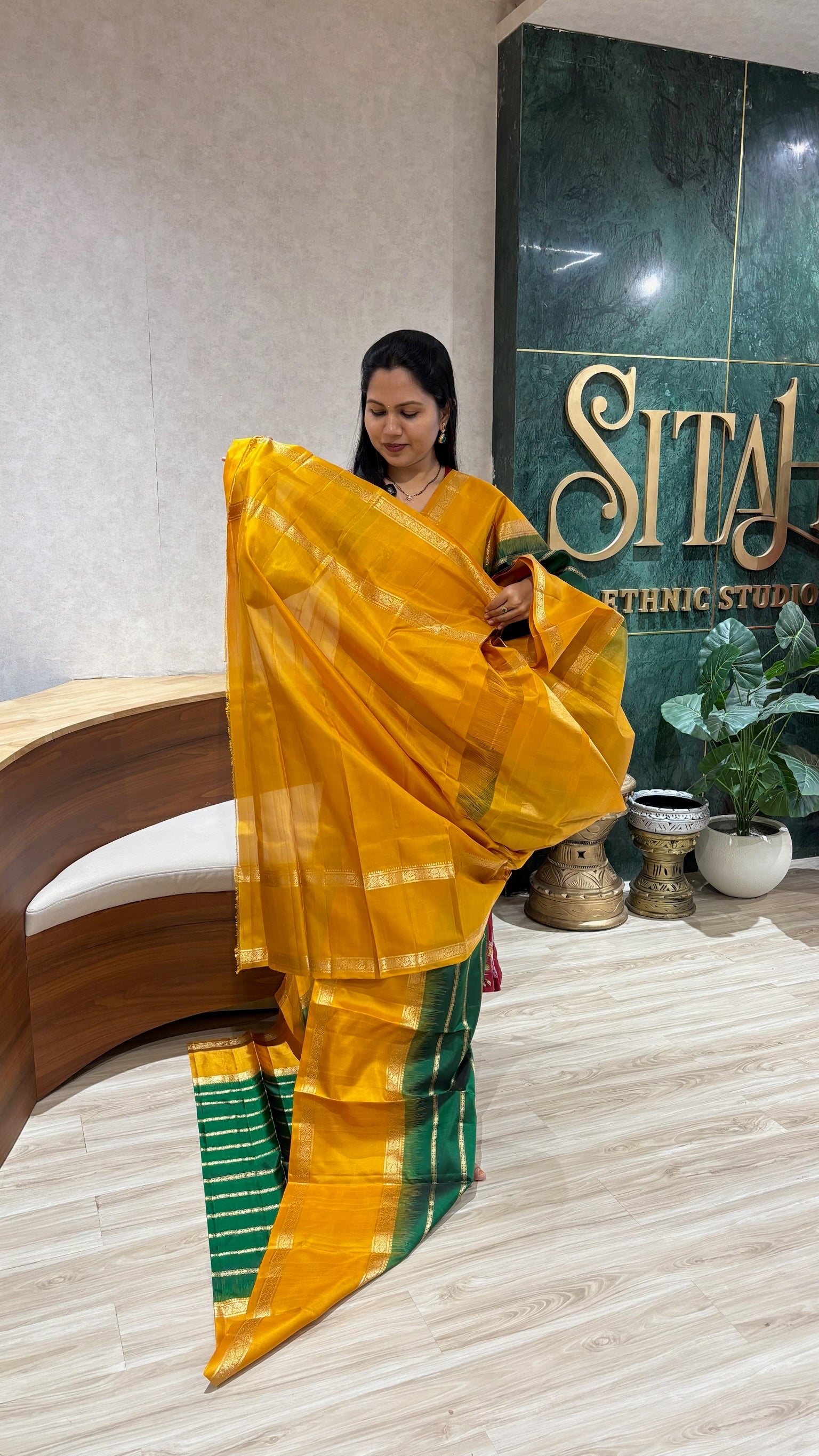 Light weight kanchi gap border style