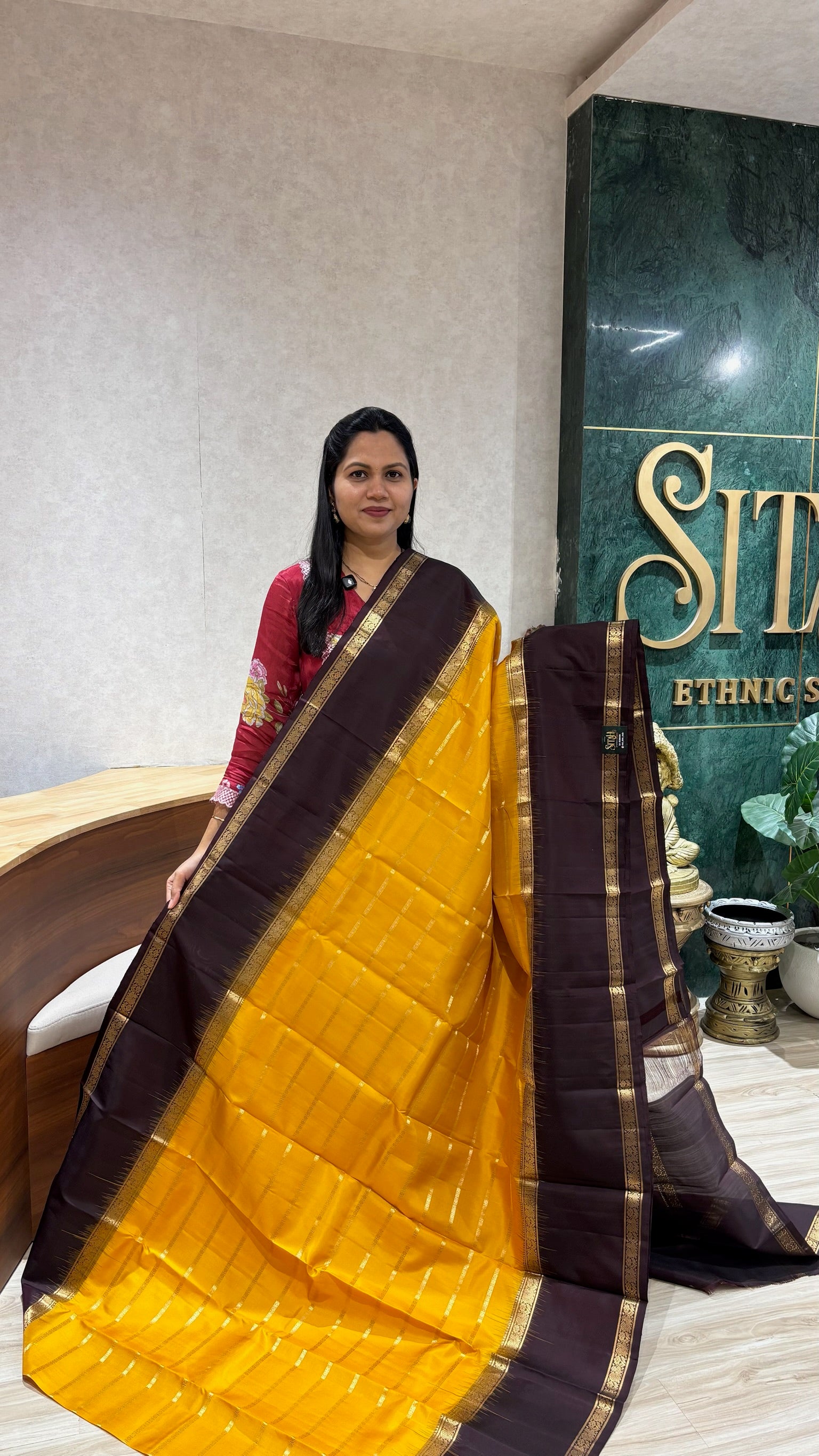 Light weight kanchi gap border style