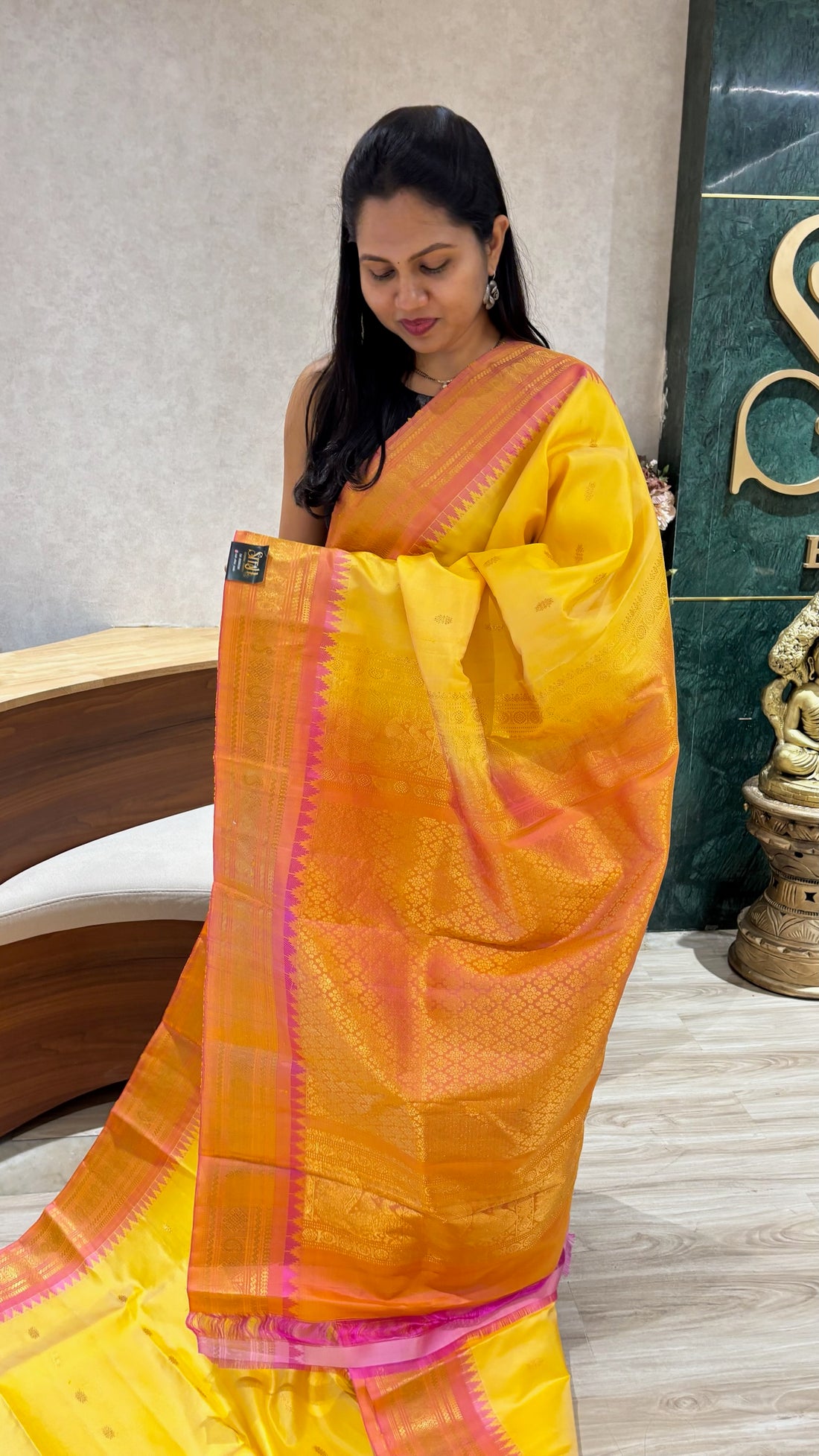 Handloom gadwal pattu light yellow