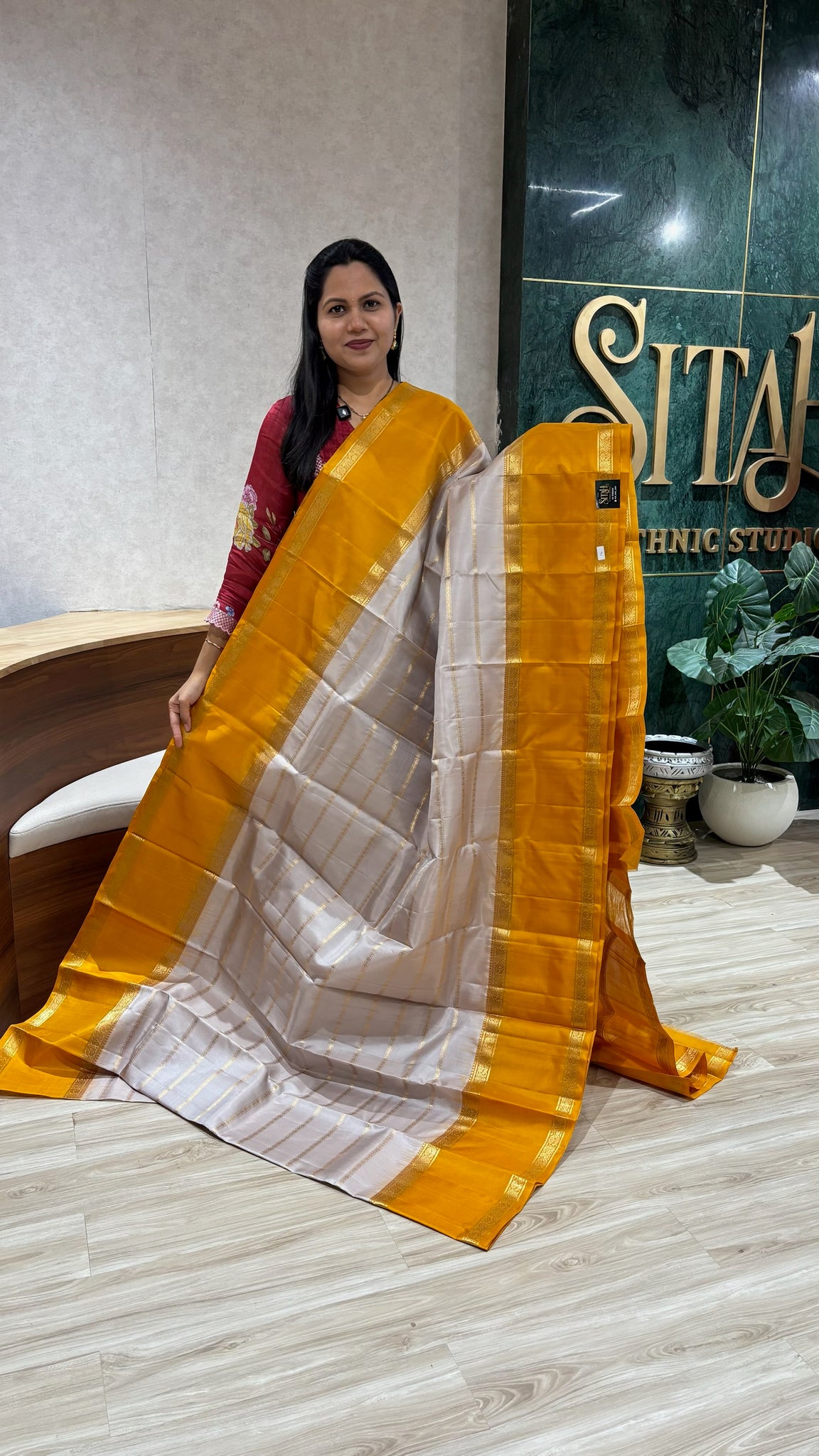 Light weight kanchi gap border style