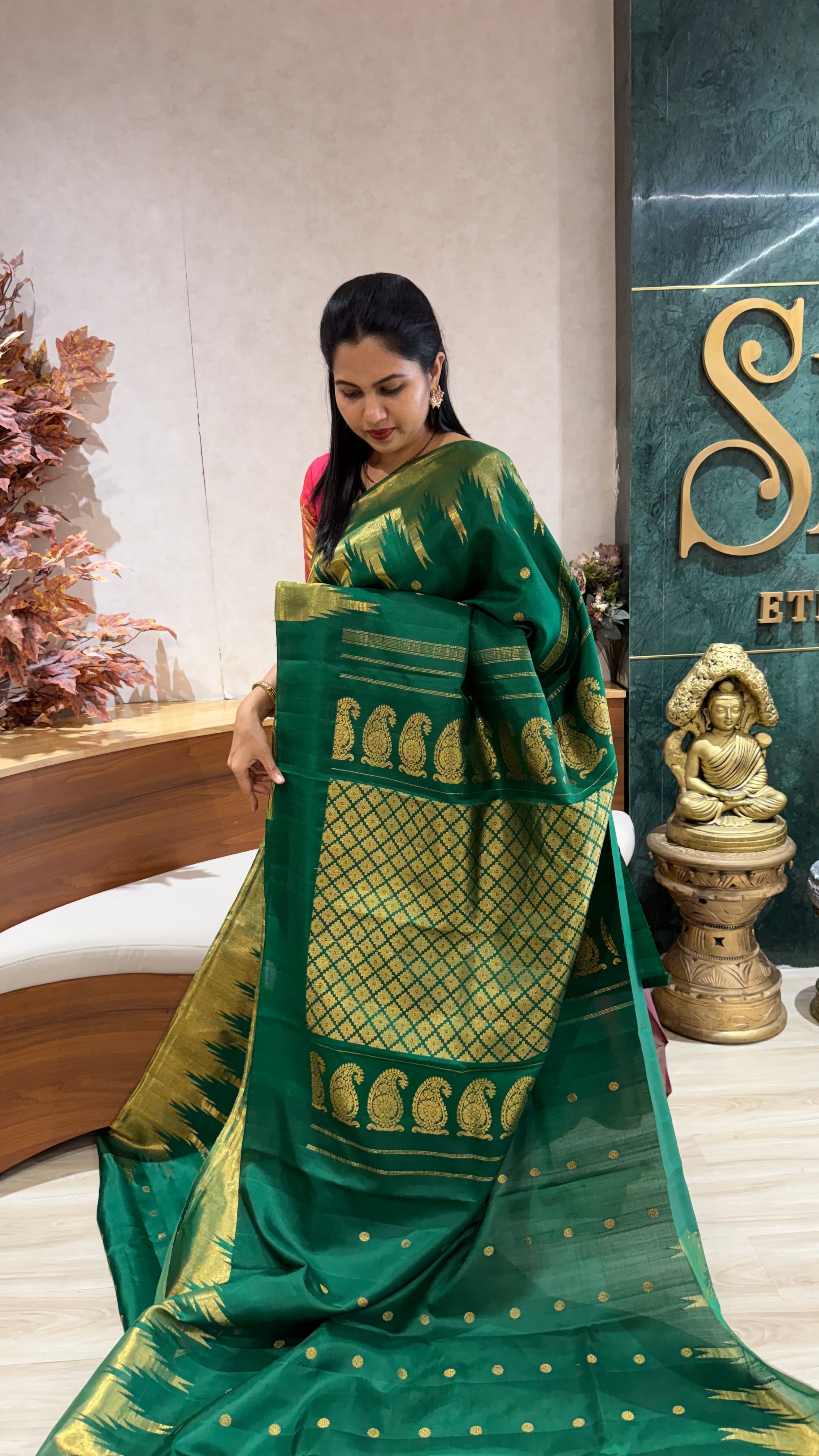 Handloom gadwal tissue border
