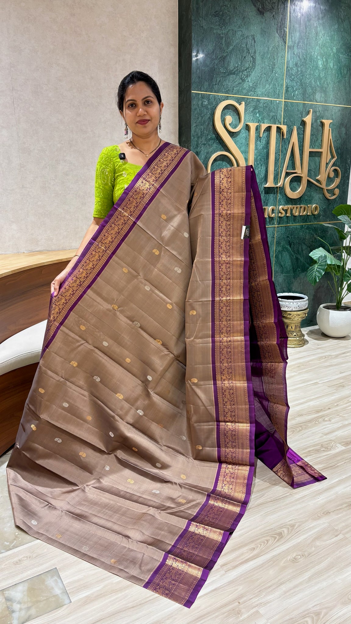 Handloom gadwal with kanchi border