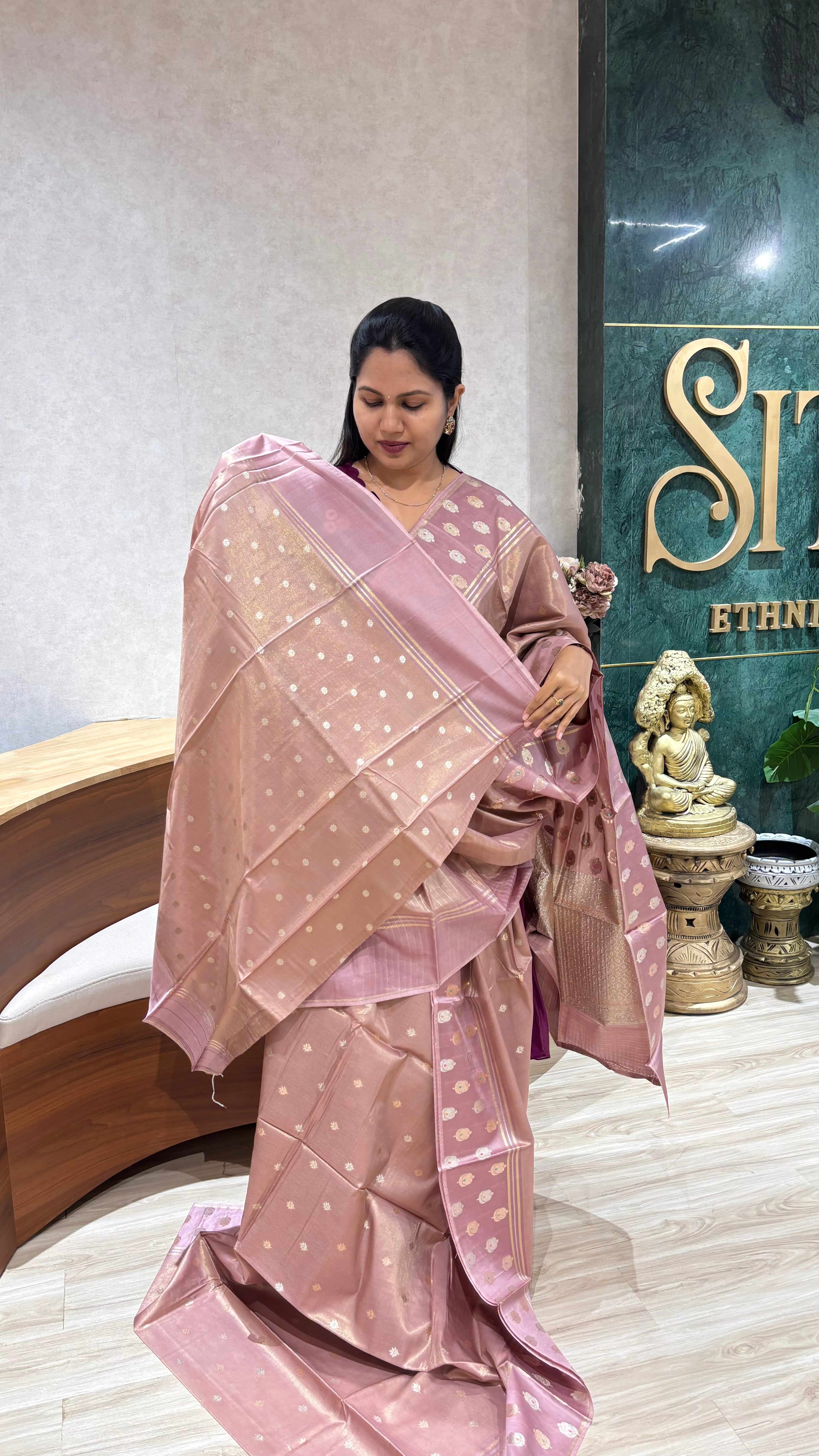 Tissue with mashru satin border onion pink